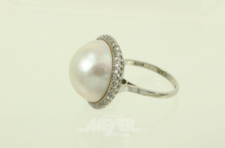 Ring mit großer Mabe-Perle, umgeben von einem Kranz aus kl. Brillanten