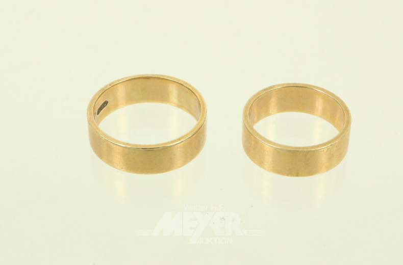 Paar breite Trauringe