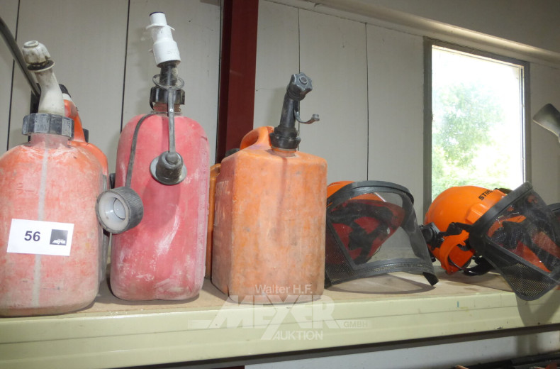 3 Kraftstoffkanister und 3 Schutzhelme für Motorsägenarbeiten