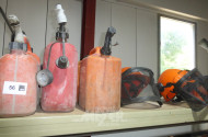 3 Kraftstoffkanister und 3 Schutzhelme für Motorsägenarbeiten