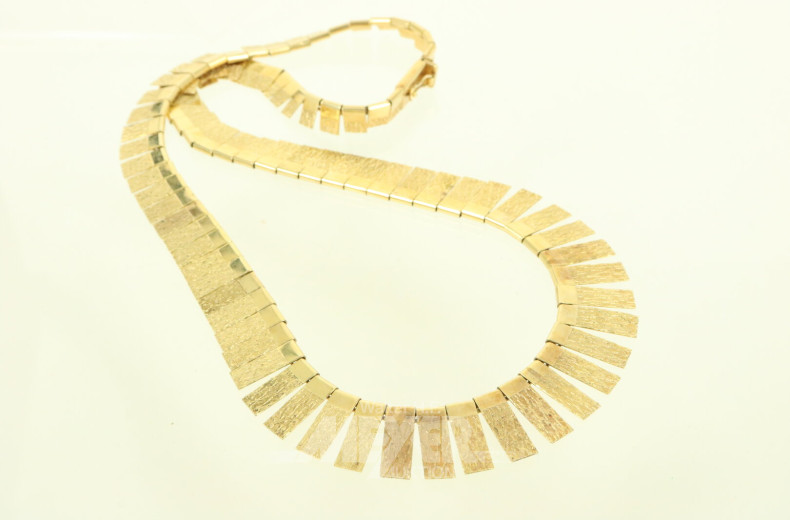 Collier, im Verlauf mit Goldplättchen