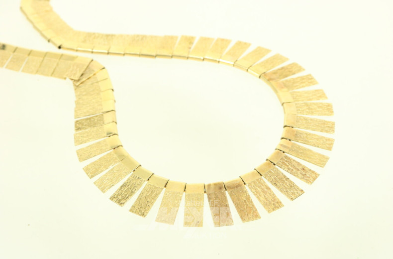 Collier, im Verlauf mit Goldplättchen
