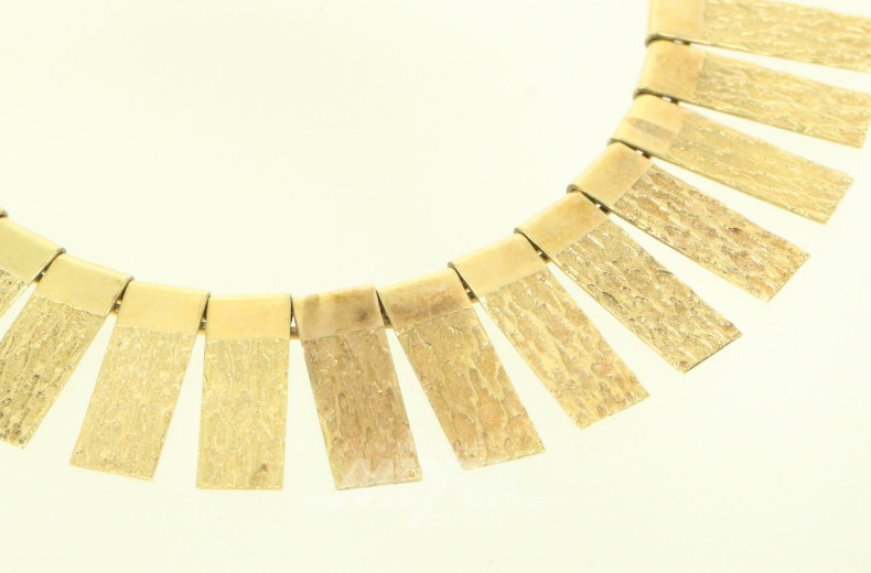 Collier, im Verlauf mit Goldplättchen