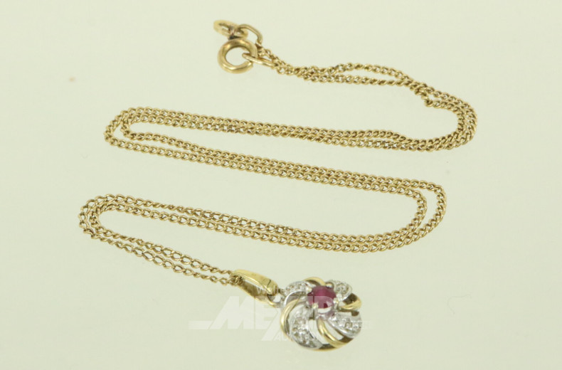 Zierliche Kette mit kleinem Anhänger