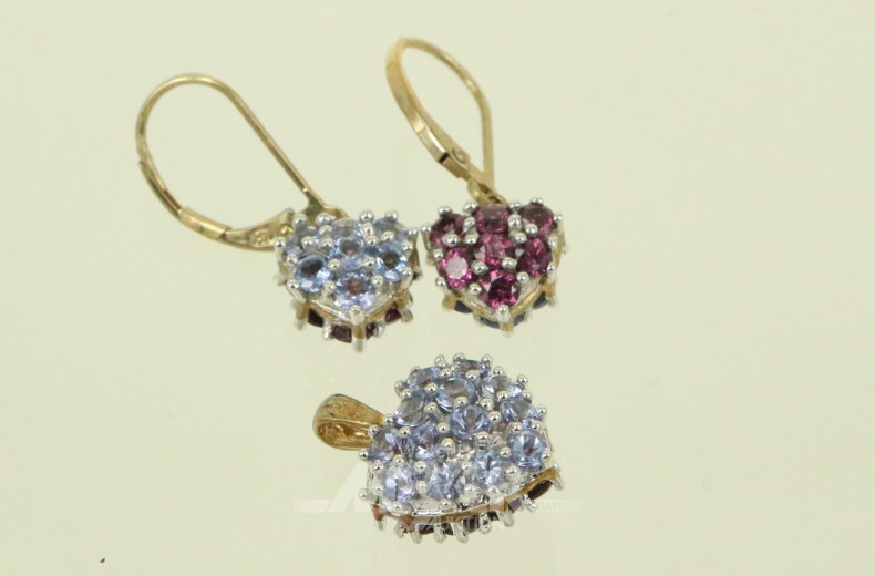 Zweiteiliges Schmuckset, bestehend aus Anhänger und 1 Paar Ohrringe