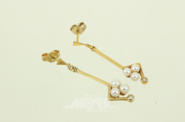 Paar Ohrhänger mit je 3 kleinen Perlen und kl. Brillant