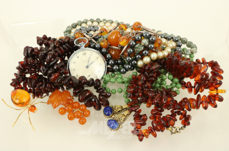 Schmuckschatulle mit Mode-Perlenketten und Broschen