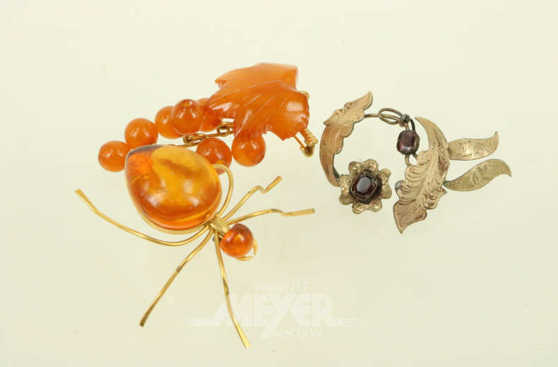 Schmuckschatulle mit Mode-Perlenketten und Broschen