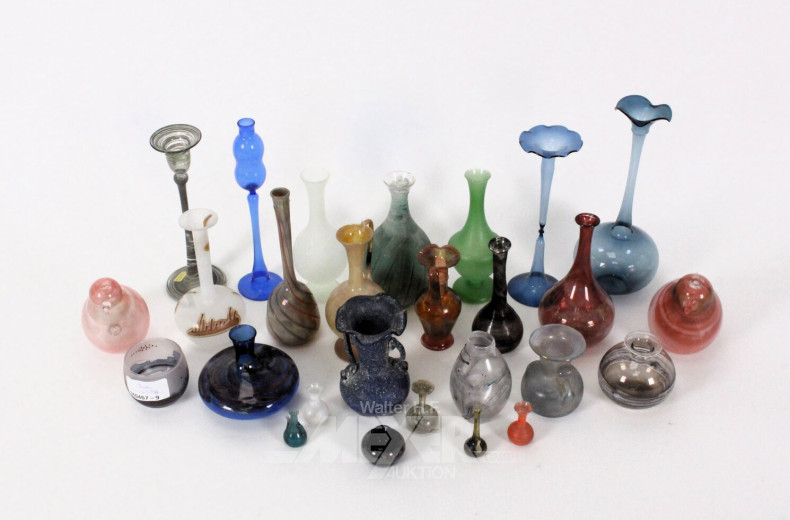 Posten mundgeblasene, filigrane Figuren, Vasen und Gefäße
