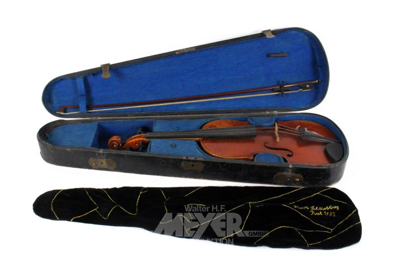 alte Geige mit Bogen im Kasten