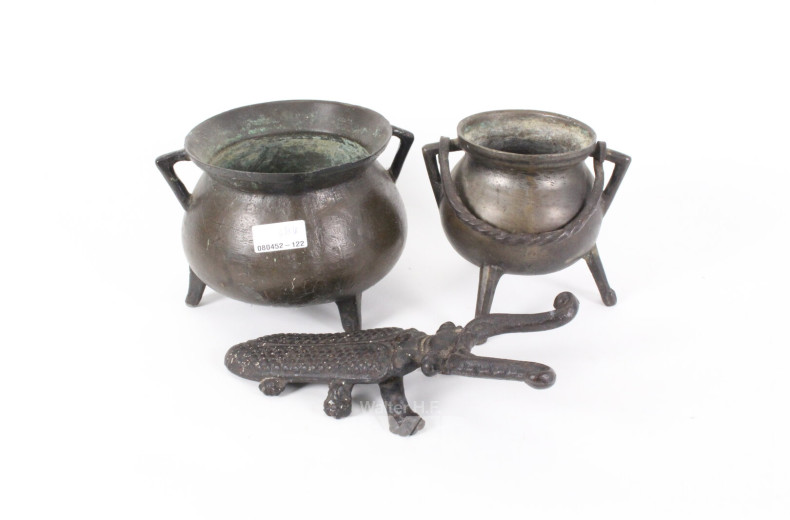 Konvolut, bestehend aus Stiefelknecht und 2 Bronze-Überfangtöpfe