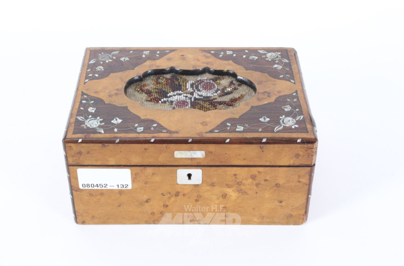 Kleine Holzschatulle  mit Einlegearbeiten und Petit Pont-Stickerei