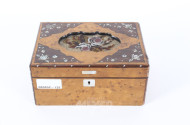 Kleine Holzschatulle  mit Einlegearbeiten und Petit Pont-Stickerei