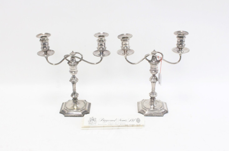 Paar zwei-flammige Kerzenleuchter