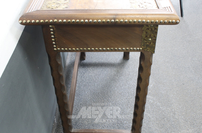 Konsole und Hochzeitstruhe im orientalischen Stil