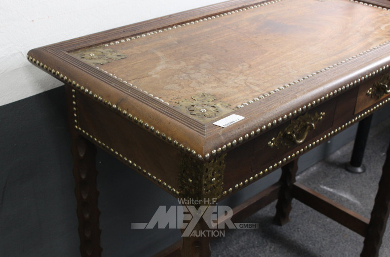 Konsole und Hochzeitstruhe im orientalischen Stil