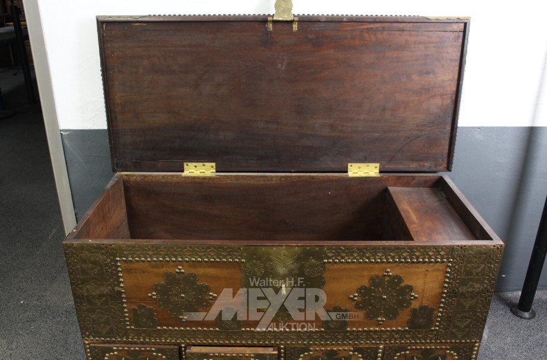 Konsole und Hochzeitstruhe im orientalischen Stil