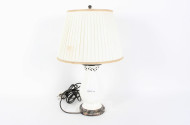 Tischlampe mit Porzellanfuß und cremefarbenen Lampenschirm