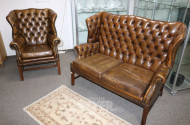 Chesterfieldsofa mit passendem Ohrensessel