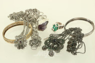 Konvolut Silberschmuck mit Ketten, Armreifen, Ringen...