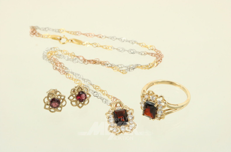 Dreiteiliges Schmuckset, bestehend aus Ring, Paar Ohrringe und Kette mit Anhänger