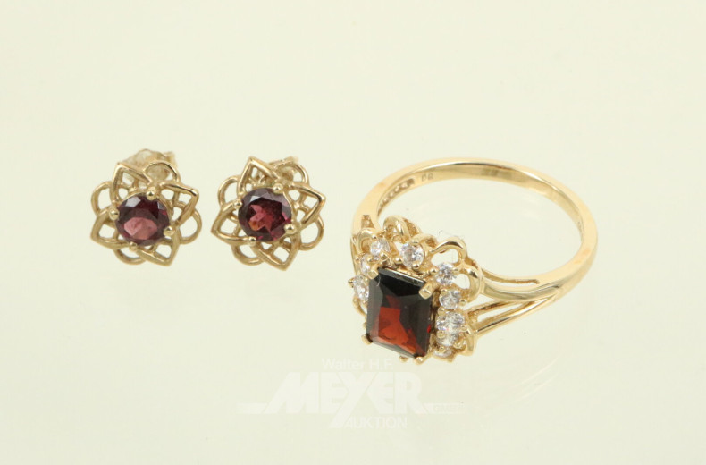 Dreiteiliges Schmuckset, bestehend aus Ring, Paar Ohrringe und Kette mit Anhänger