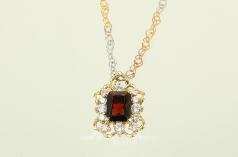 Dreiteiliges Schmuckset, bestehend aus Ring, Paar Ohrringe und Kette mit Anhänger