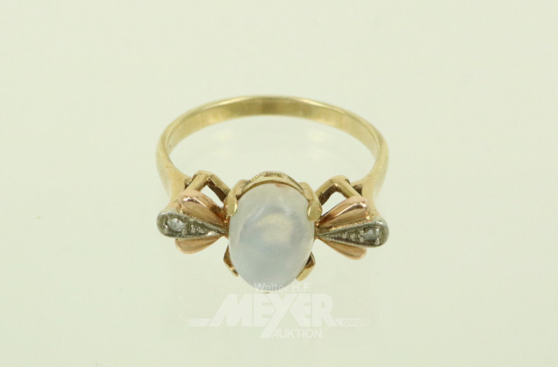 Damenring mit Mondsteincabochon und 2 kl. Diamantrosen