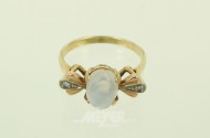 Damenring mit Mondsteincabochon und 2 kl. Diamantrosen