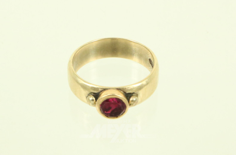 Ring mit rotem Farbstein