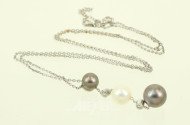 Kette mit Anhänger aus 3 Zuchtperlen sowie 2 kl. Brillanten
