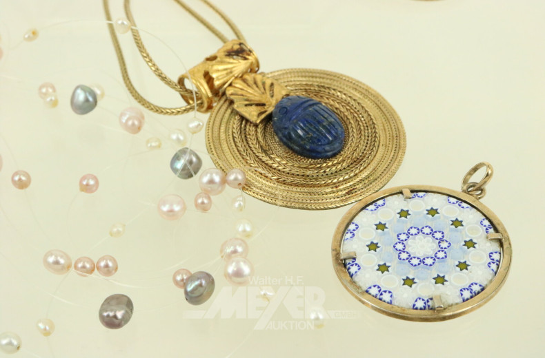 3 Modeschmuck-Ketten und 2 Anhänger