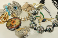 Posten Modeschmuck, u.a. Broschen, Ketten