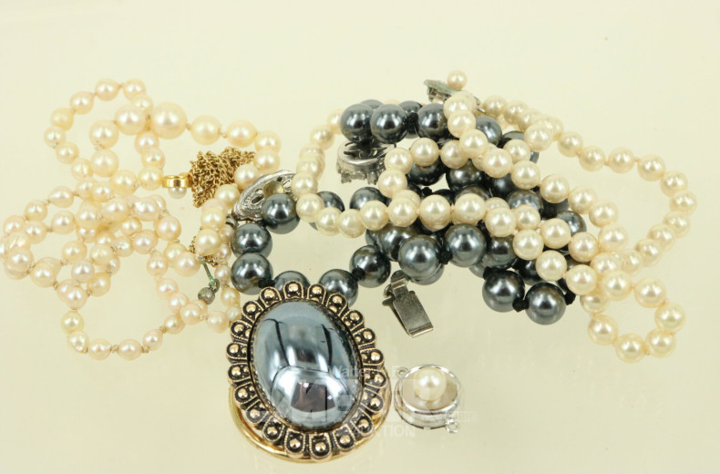 Posten Modeschmuck, u.a. Clip, Perlenketten