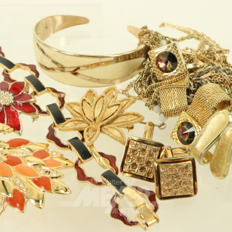 Konvolut Modeschmuck mit Ketten, Armreife, Broschen etc.