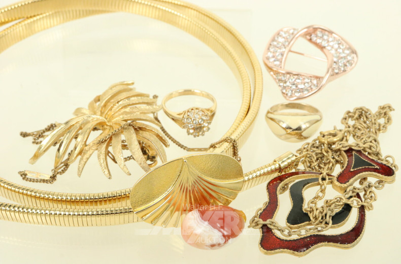 Konvolut Modeschmuck mit Ketten, Armreife, Broschen etc.