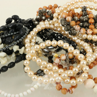 Konvolut mit versch. Perlen- und Bernsteinketten