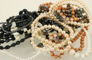 Konvolut mit versch. Perlen- und Bernsteinketten
