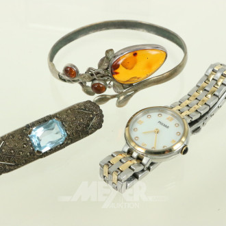 Posten, u.a. Armreif, Brosche und 1 Damenarmbanduhr