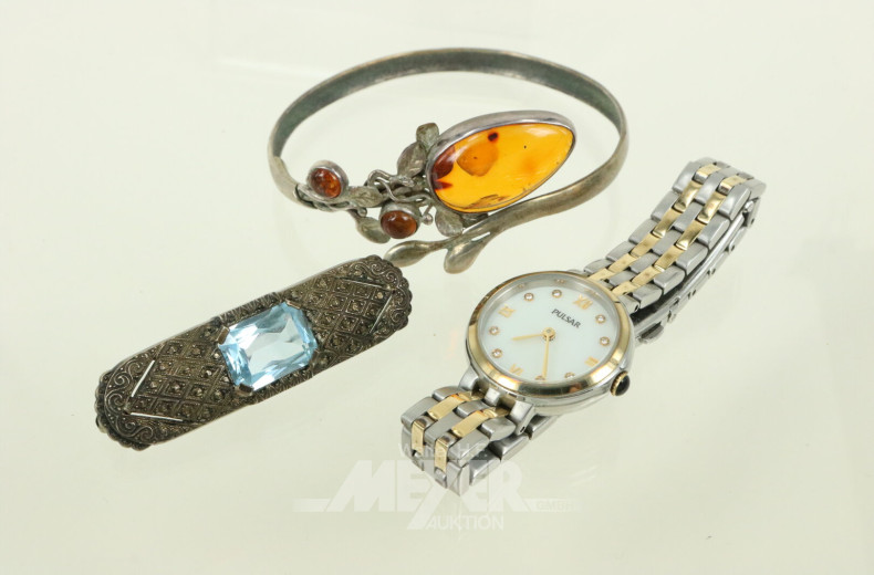 Posten, u.a. Armreif, Brosche und 1 Damenarmbanduhr