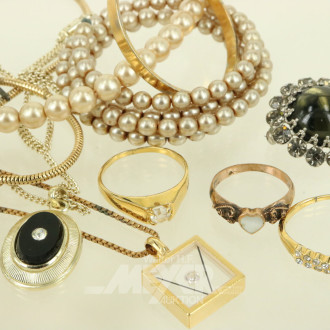 Konvolut Modeschmuck mit Ketten und Ringe