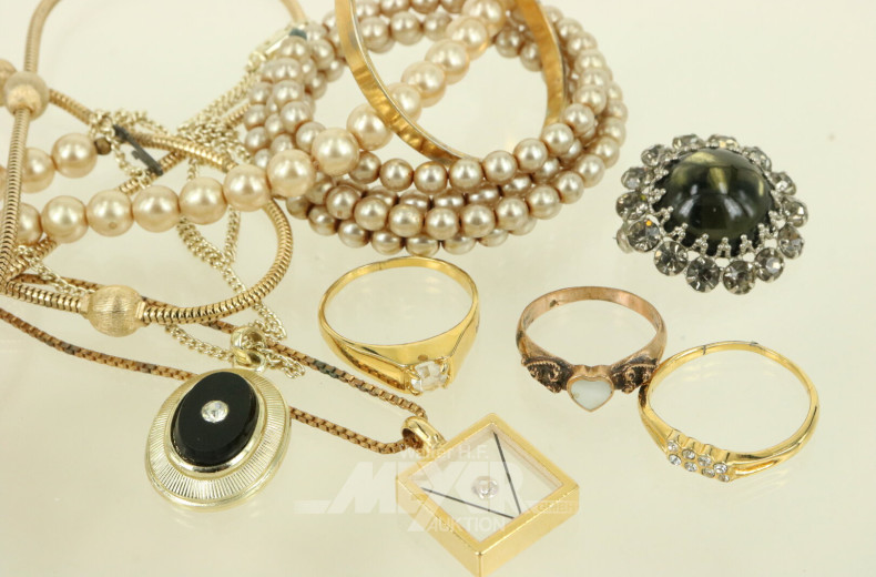 Konvolut Modeschmuck mit Ketten und Ringe