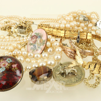 Konvolut Modeschmuck mit Ketten, Anhänger und Armreife