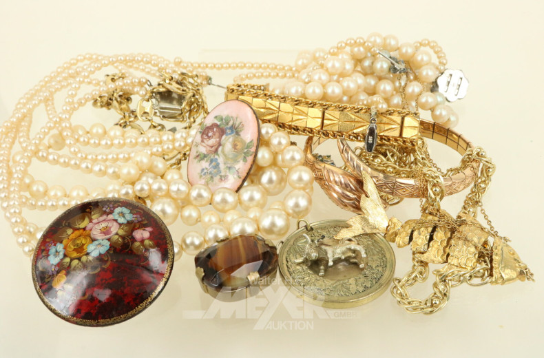 Konvolut Modeschmuck mit Ketten, Anhänger und Armreife