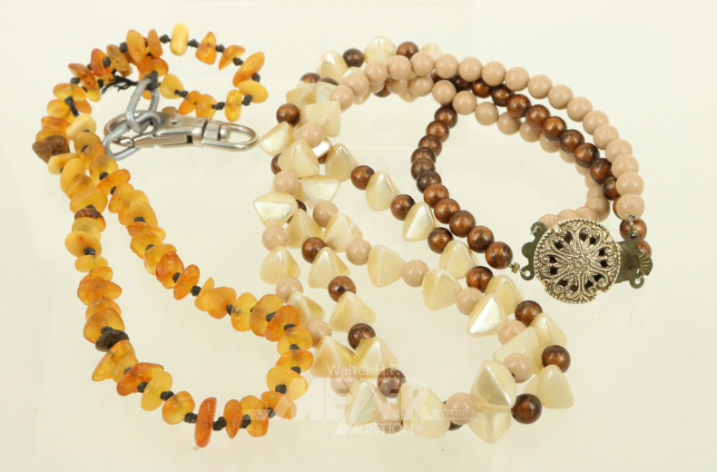 Konvolut mit Modeschmuck-Ketten