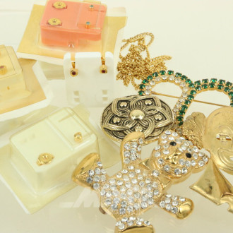 Konvolut mit Ohrstecker, Broschen und Anhänger