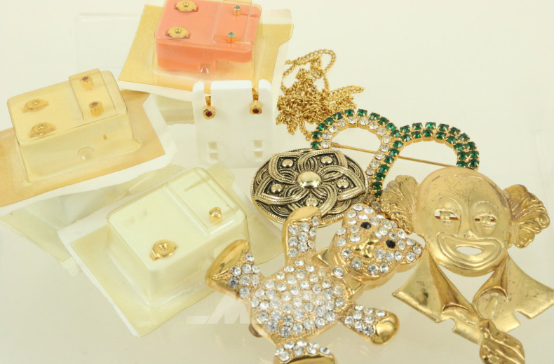 Konvolut mit Ohrstecker, Broschen und Anhänger