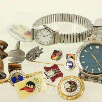 Konvolut mit 2 Citizen Armbanduhren, Pins und Anstecknadeln