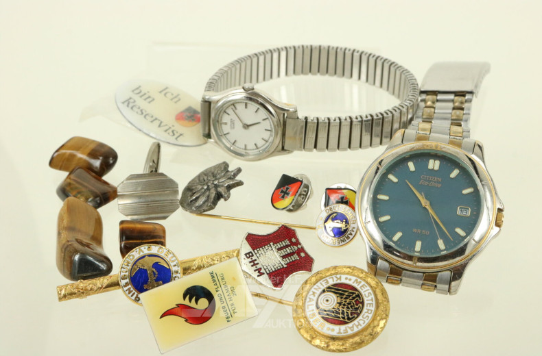 Konvolut mit 2 Citizen Armbanduhren, Pins und Anstecknadeln