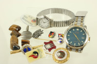 Konvolut mit 2 Citizen Armbanduhren, Pins und Anstecknadeln
